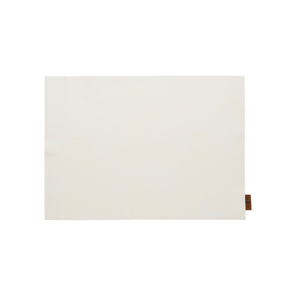 Platzdecke SARA – Rohweiß Lederoptik. 45x33cm